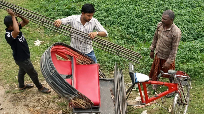 রূপগঞ্জে প্রবাসীর ভবন থেকে চাঁদা না পেয়ে নির্মাণসামগ্রী লুট