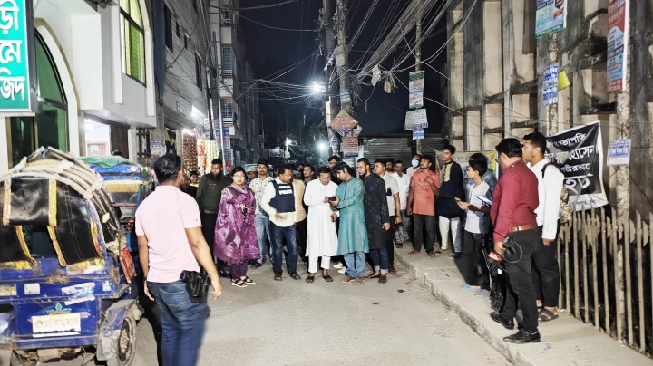 কুমিল্লায় মন্দির ও মসজিদের মুসল্লিদের ওপর ককটেল নিক্ষেপ, আহত ৩