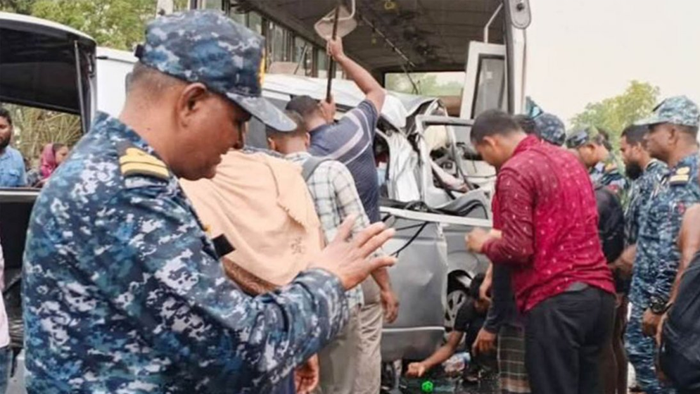 বাগেরহাটে বাস-মাইক্রোবাস সংঘর্ষে নিহত ১৩, আহত কয়েকজন
