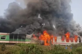 সীতাকুণ্ডে ‘চট্টলা এক্সপ্রেস’ ট্রেনে ভয়াবহ অগ্নিকাণ্ড