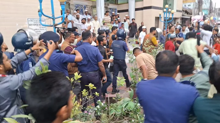 বৈষম্যবিরোধীদের সঙ্গে পুলিশ-ছাত্রদলের সংঘর্ষ, ওসিসহ আহত ২০