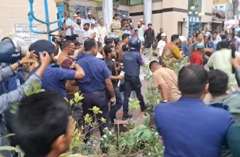 বৈষম্যবিরোধীদের সঙ্গে পুলিশ-ছাত্রদলের সংঘর্ষ, ওসিসহ আহত ২০