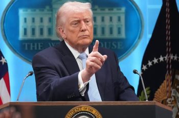 হরমুজ প্রণালি খুলে দেওয়ার ঘোষণা ট্রাম্পের