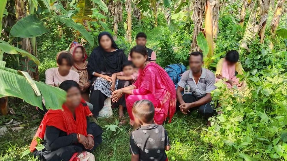 চুয়াডাঙ্গা সীমান্তে অবৈধ অনুপ্রবেশের সময় ১০ জন আটক