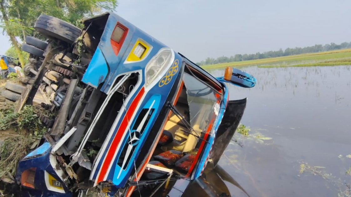 গাইবান্ধায় যাত্রীবাহী বাস খাদে পড়ে ১ নিহত, ১২ আহত