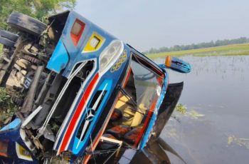 গাইবান্ধায় যাত্রীবাহী বাস খাদে পড়ে ১ নিহত, ১২ আহত