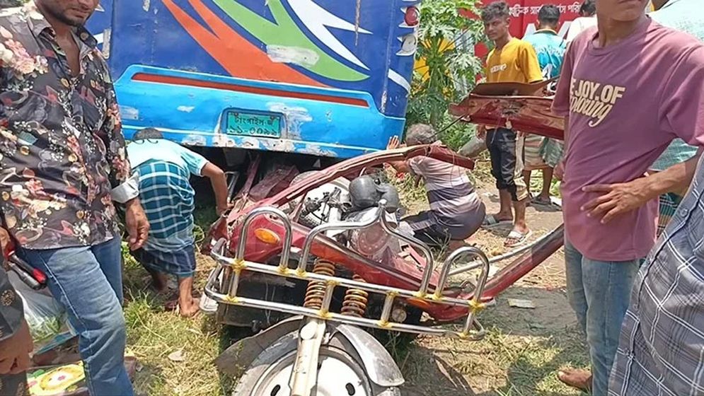 নেত্রকোণায় বাসের চাপায় মা ও দুই মেয়ে নিহত