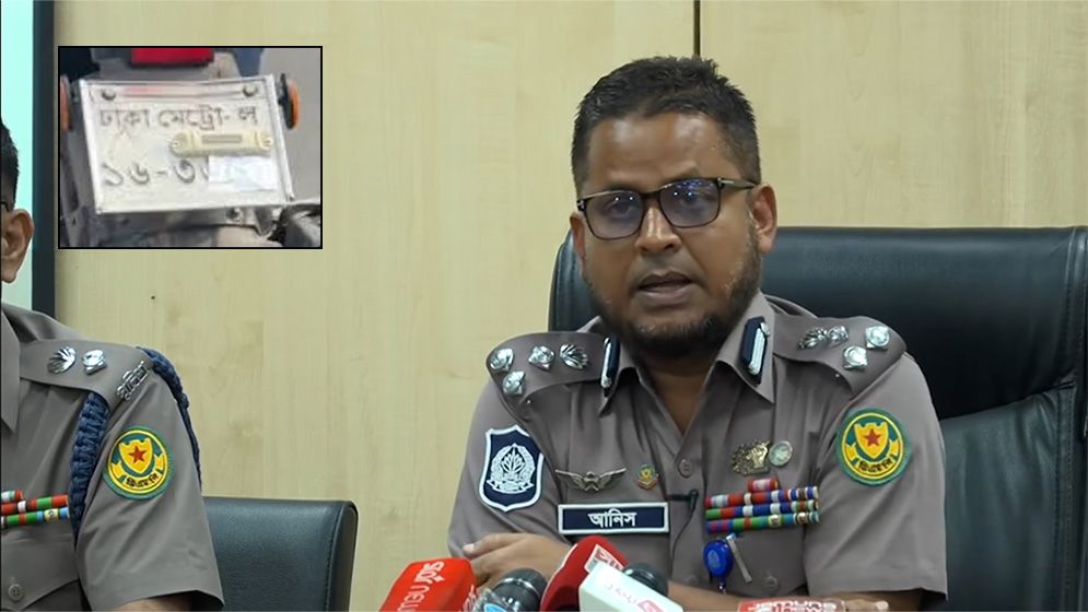 এআই ক্যামেরা ফাঁকি দিতে নম্বরপ্লেট ঢেকে চলাচলকারীকে পুলিশ আটক করেছে
