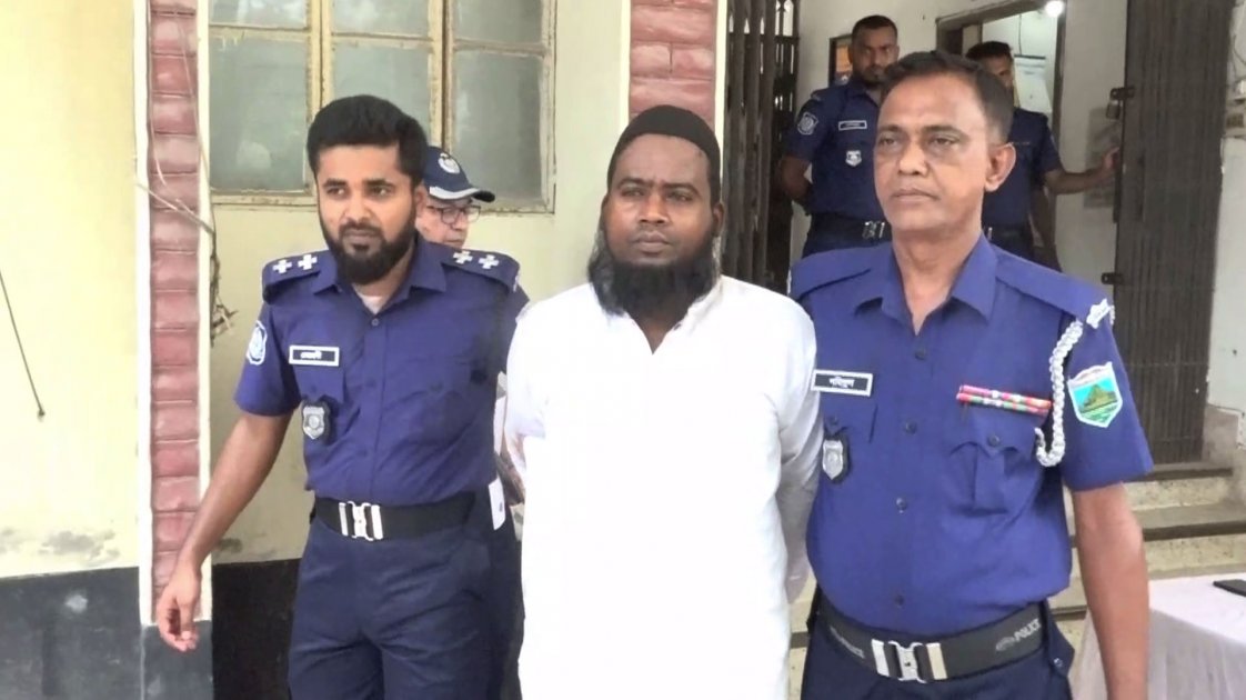 সিরাজগঞ্জে ‘৪০০ বছর বয়সী জিনের বাদশা’ গ্রেপ্তার