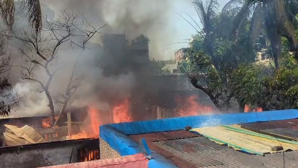 চট্টগ্রামের হালিশহরে অগ্নিকাণ্ড, ১২টি ঘর পুড়ে গেছে