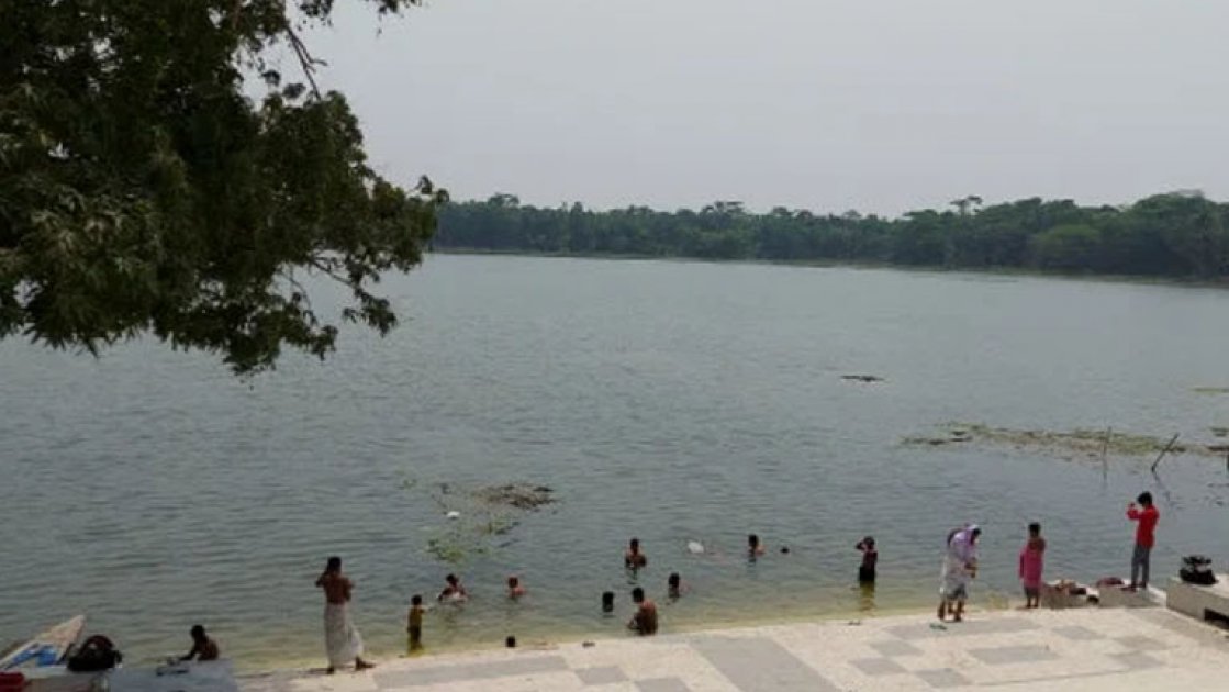 বাগেরহাটে মাজার দীঘি থেকে কুমির সরানোর সিদ্ধান্ত
