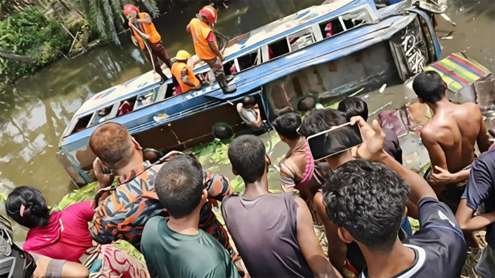 খুলনায় বাস পুকুরে পড়ে এক যাত্রীর মৃত্যু, আহত ৭