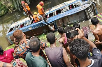 খুলনায় বাস পুকুরে পড়ে এক যাত্রীর মৃত্যু, আহত ৭