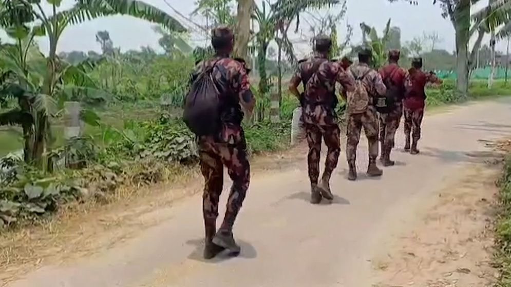 পাঁচবিবি সীমান্তে বিএসএফের বেড়া দেওয়ার চেষ্টা, বিজিবির বাধা