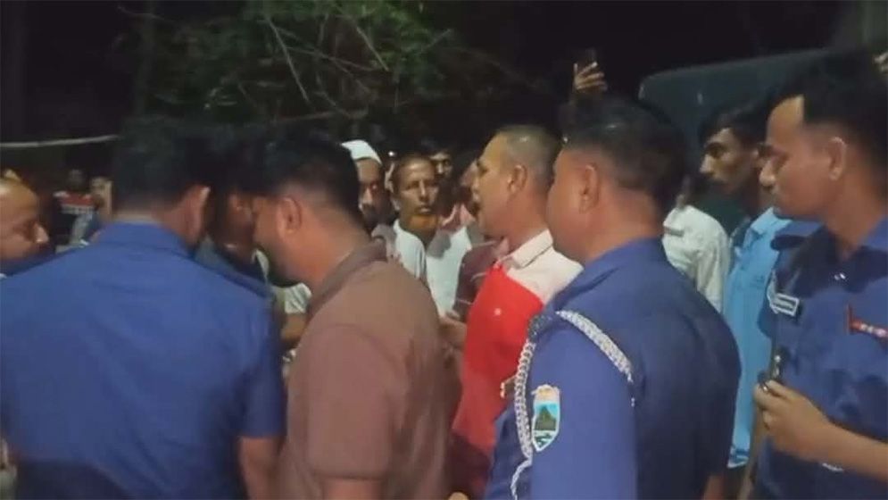 নাটোরে পাঁচ বছরের শিশুকে ধর্ষণের অভিযোগে অভিযুক্তকে গণপিটুনি