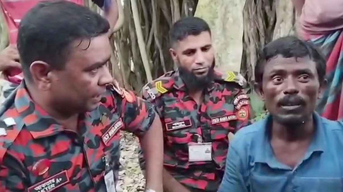 গুরুদাসপুরে বটগাছ থেকে ৭ ঘণ্টার চেষ্টায় উদ্ধার হলেন হাসান আলী খাঁ