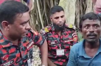 গুরুদাসপুরে বটগাছ থেকে ৭ ঘণ্টার চেষ্টায় উদ্ধার হলেন হাসান আলী খাঁ