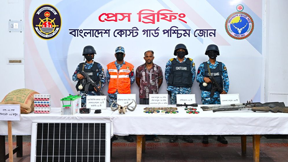 সুন্দরবনে ডাকাত বাহিনীর সদস্য আটক, বিপুল অস্ত্র উদ্ধার