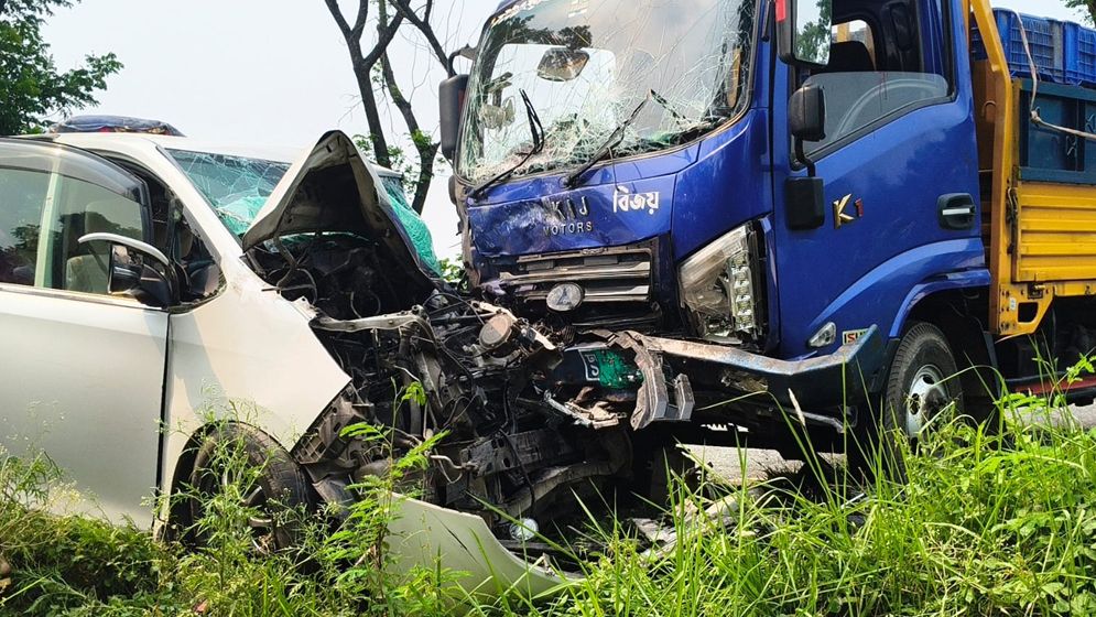 নাটোরে পিকআপ-মাইক্রোবাস সংঘর্ষে ২ শিশু নিহত