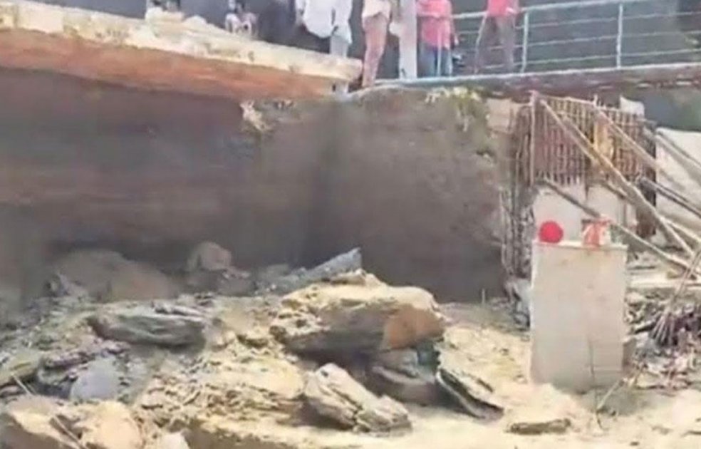 কক্সবাজারে পাহাড় ধসে দুই শ্রমিক নিহত, আহত ৩