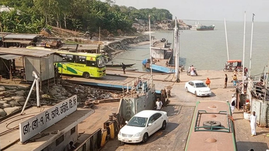 দৌলতদিয়া ঘাটে বাস পদ্মায় পড়ে গেল, হতাহতের খবর নেই