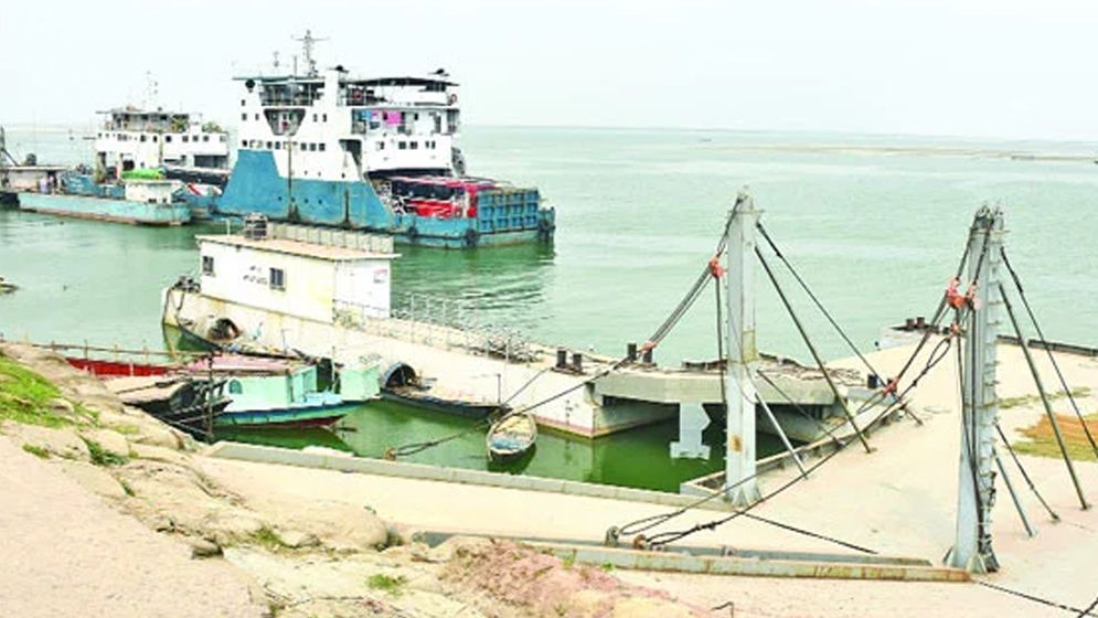 দৌলতদিয়া ফেরিঘাটে পদ্মায় বাস পড়ে যাওয়ার ঘটনা