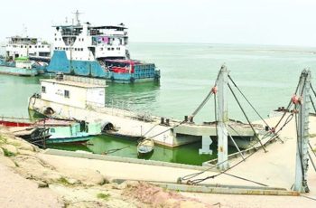 দৌলতদিয়া ফেরিঘাটে পদ্মায় বাস পড়ে যাওয়ার ঘটনা