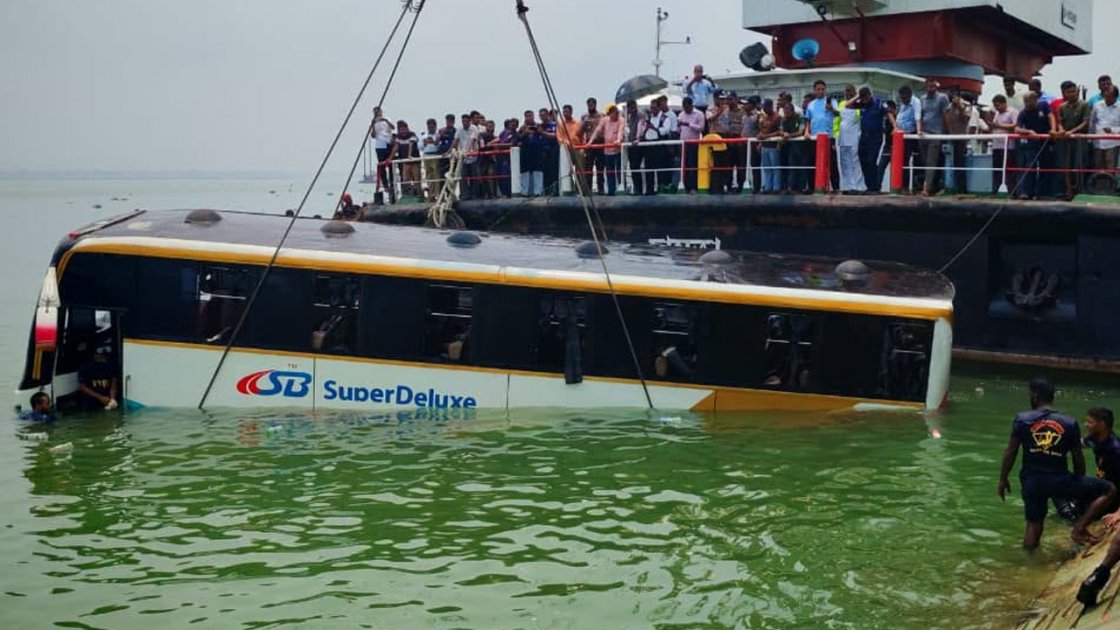 পদ্মা নদীতে ডুবে যাওয়া বাস উদ্ধার, যাত্রীরা নিরাপদে বেরিয়ে আসেন
