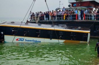 পদ্মা নদীতে ডুবে যাওয়া বাস উদ্ধার, যাত্রীরা নিরাপদে বেরিয়ে আসেন