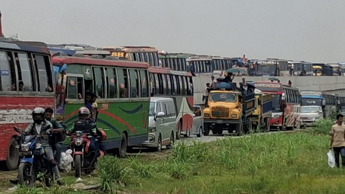যমুনা সেতুর পশ্চিম পাড়ে ঢাকাগামী লেনে ১০ কিমি যানজট