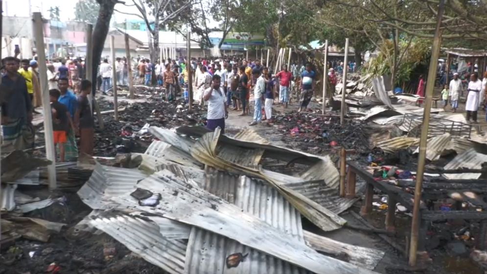 কুড়িগ্রামে ভয়াবহ অগ্নিকাণ্ডে ১০৫টি দোকান পুড়ে গেছে