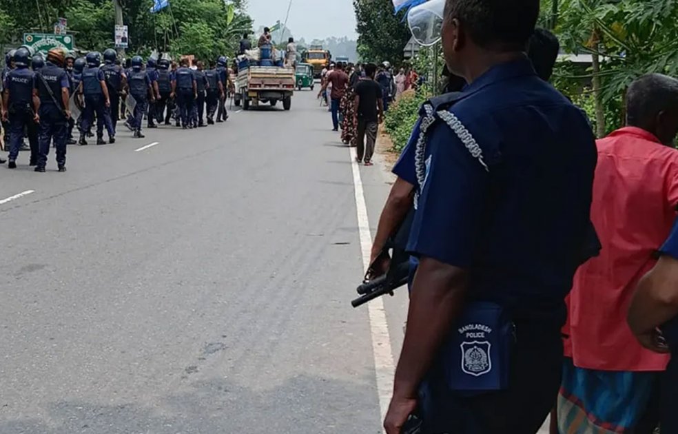 টাঙ্গাইলের গোপালপুরে ১৪৪ ধারা ভেঙ্গে সংঘর্ষ, অগ্নিসংযোগের ঘটনা