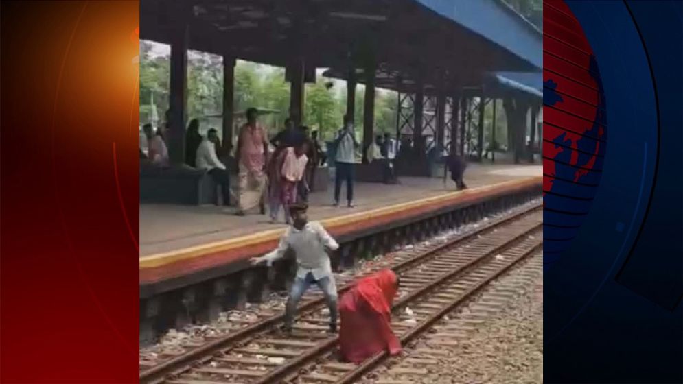 নাটোরে ট্রেনে পাথর নিক্ষেপ: যুবক গ্রেফতার, নারী পলাতক