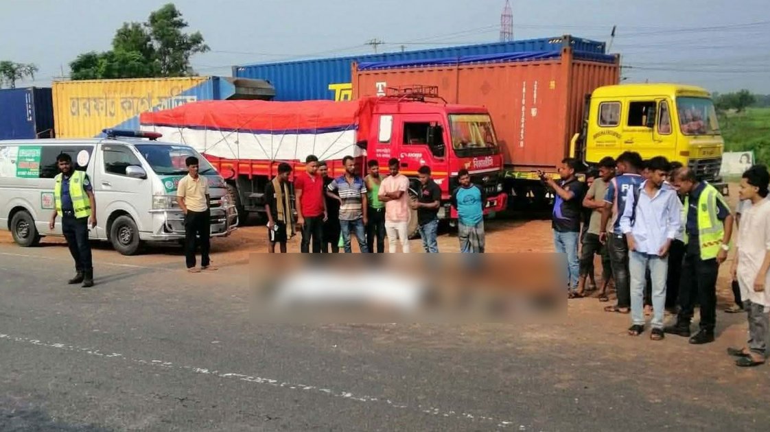 কুমিল্লায় বাসে মোটরসাইকেলের ধাক্কায় নিহত ২ যুবক
