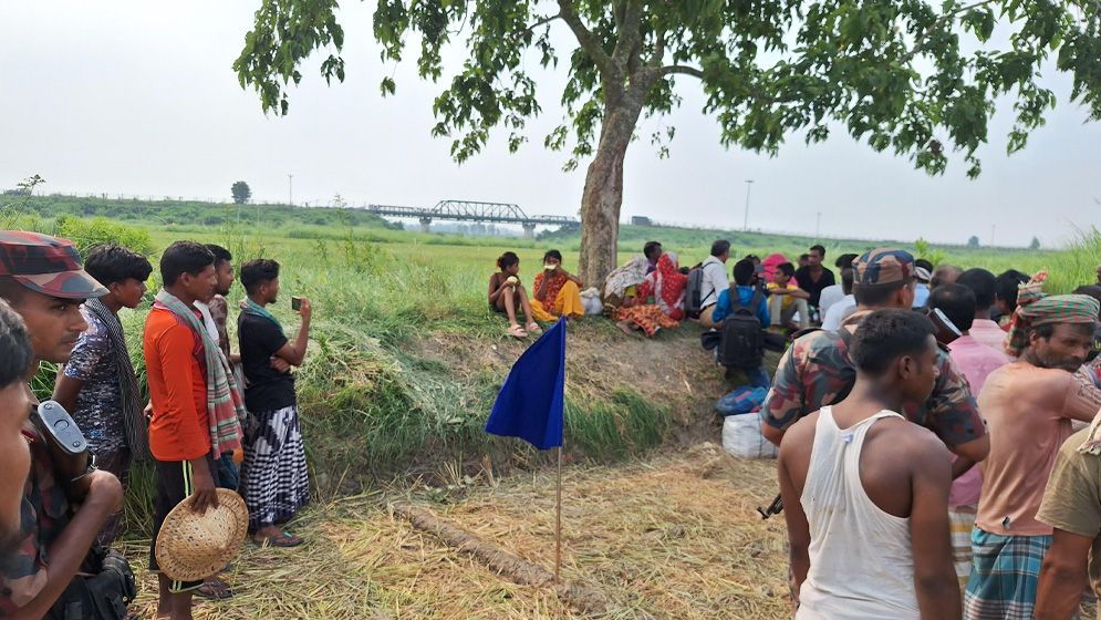 নওগাঁ সীমান্তে বিএসএফের পুশইন ব্যর্থ, ১৭ জনকে ফেরত পাঠানো হয়