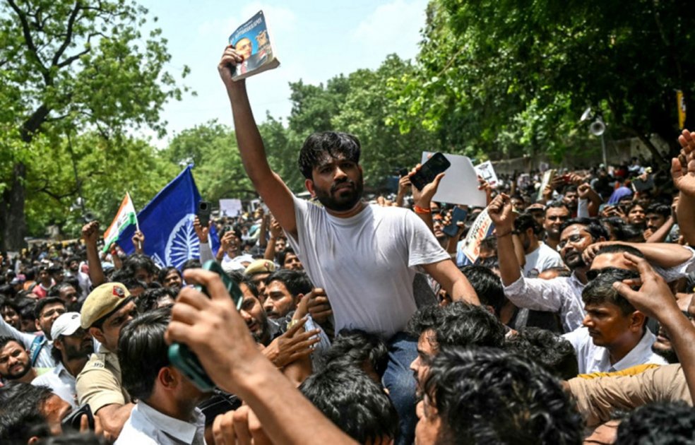 দিল্লিতে ককরোচ জনতা পার্টির বিক্ষোভ, শিক্ষামন্ত্রীর পদত্যাগ দাবি