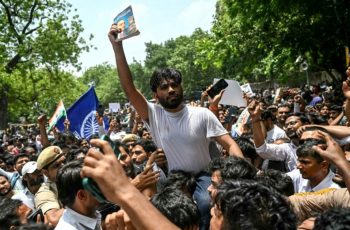 দিল্লিতে ককরোচ জনতা পার্টির বিক্ষোভ, শিক্ষামন্ত্রীর পদত্যাগ দাবি