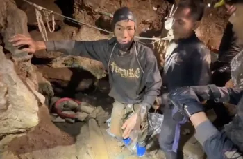 লাওসে গুহায় আটকে পড়া দুই পুরুষের উদ্ধার অভিযান স্থগিত