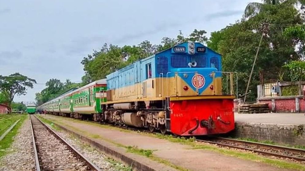 মীরসরাইয়ে ট্রেন-ট্রাক সংঘর্ষ, রেল যোগাযোগ বন্ধ