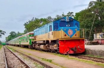 মীরসরাইয়ে ট্রেন-ট্রাক সংঘর্ষ, রেল যোগাযোগ বন্ধ