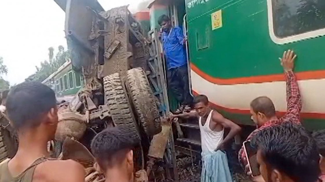 চট্টগ্রামে ট্রেন-ট্রাক সংঘর্ষ, ঢাকার রেল যোগাযোগ বন্ধ