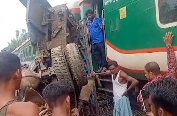 চট্টগ্রামে ট্রেন-ট্রাক সংঘর্ষ, ঢাকার রেল যোগাযোগ বন্ধ
