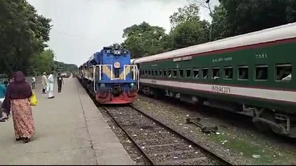 ৯ ঘণ্টা বন্ধ থাকার পর খুলনা–উত্তরবঙ্গ রেল যোগাযোগ স্বাভাবিক