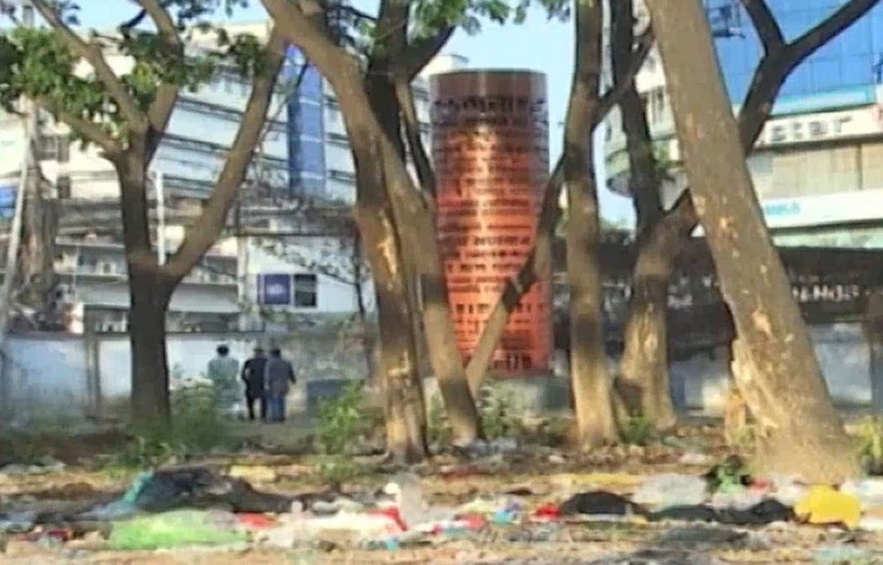 চট্টগ্রামের জুলাই স্মৃতিস্তম্ভ: অবহেলার মধ্যে আবর্জনার স্তুপ