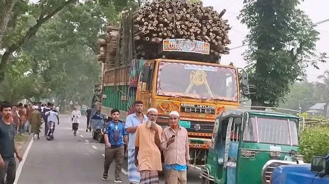 টাঙ্গাইলে দাঁড়িয়ে থাকা ট্রাকে পিকআপের ধাক্কায় নিহত ৪