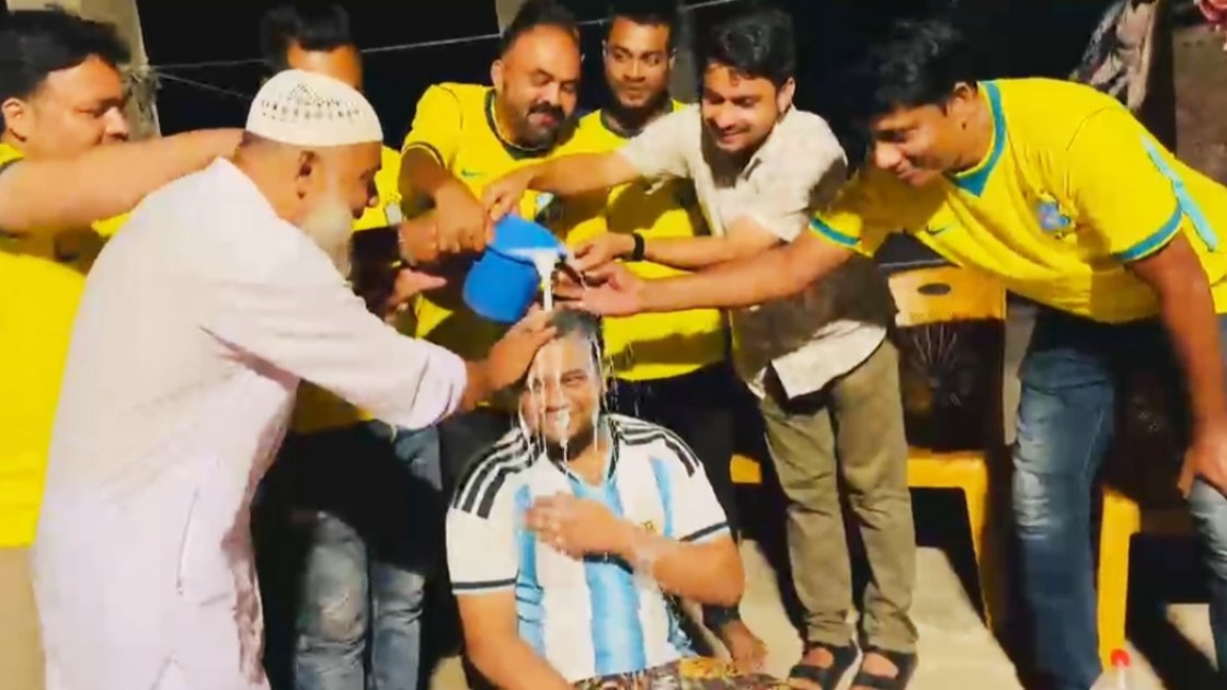 শেরপুরে দুধ দিয়ে গোসল করে ব্রাজিল সমর্থক হলেন আর্জেন্টিনা সমর্থক