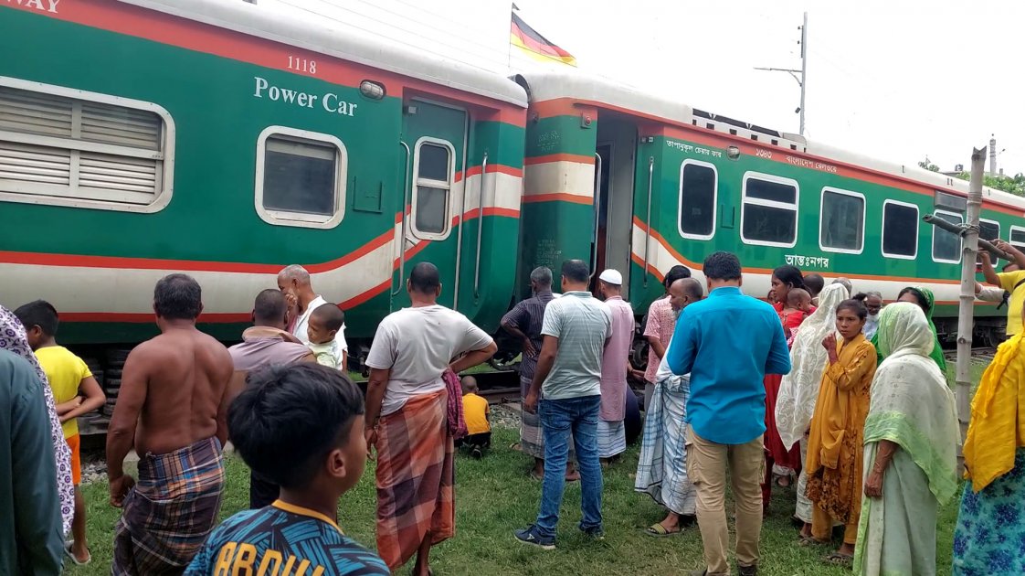 ময়মনসিংহে ট্রেন লাইনচ্যুত, জামালপুর রুটে চলাচল বন্ধ
