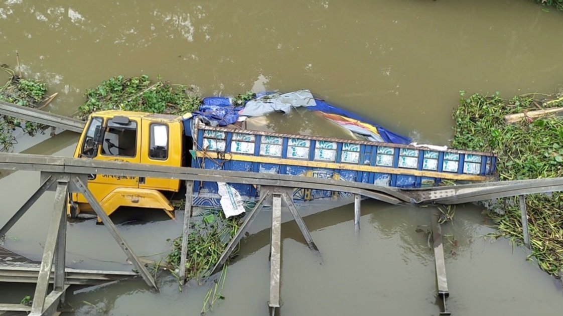 পিরোজপুরে বেইলি ব্রিজ ভেঙে ট্রাক খালে পড়েছে