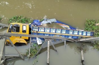 পিরোজপুরে বেইলি ব্রিজ ভেঙে ট্রাক খালে পড়েছে