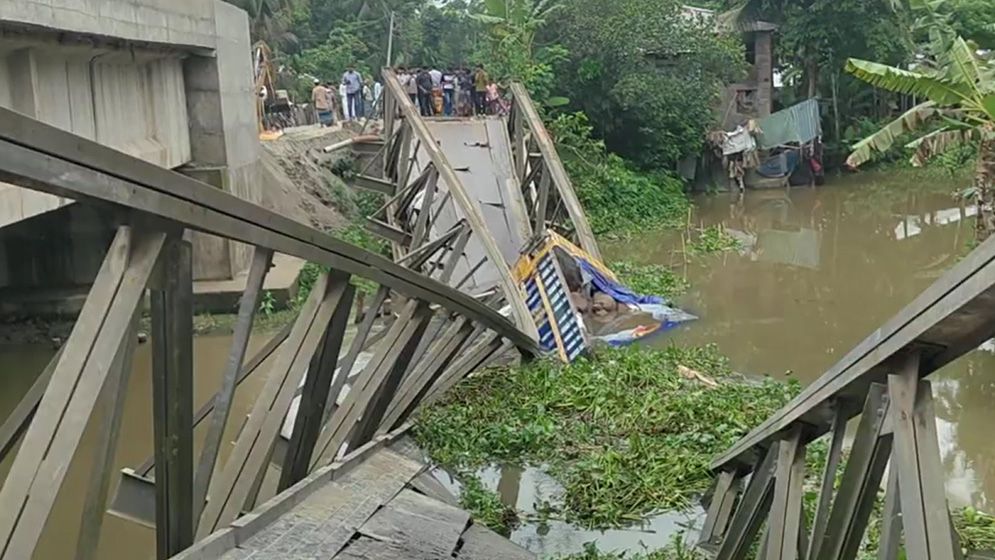 পিরোজপুরে বেইলিব্রিজ ধসে সড়ক যোগাযোগ বিচ্ছিন্ন